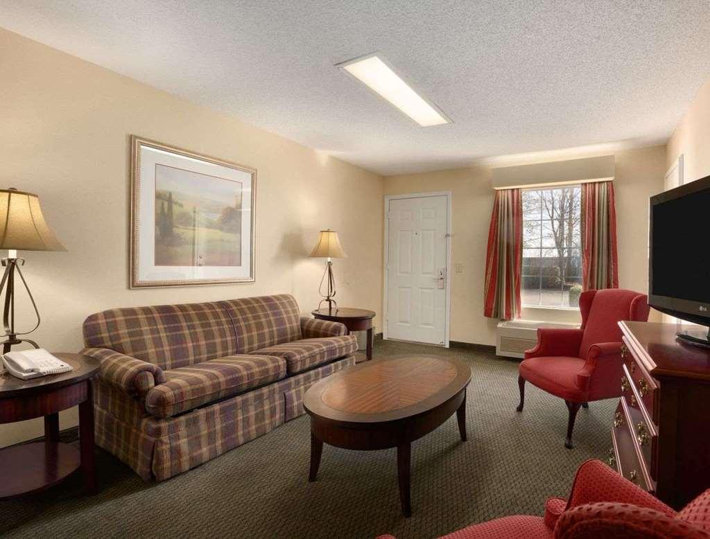 Baymont By Wyndham Salem Roanoke Area Hotel Room photo